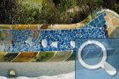 Trencadis-Mosaike mit Teller der langen Bank vom Hauptplatz des Park Güell